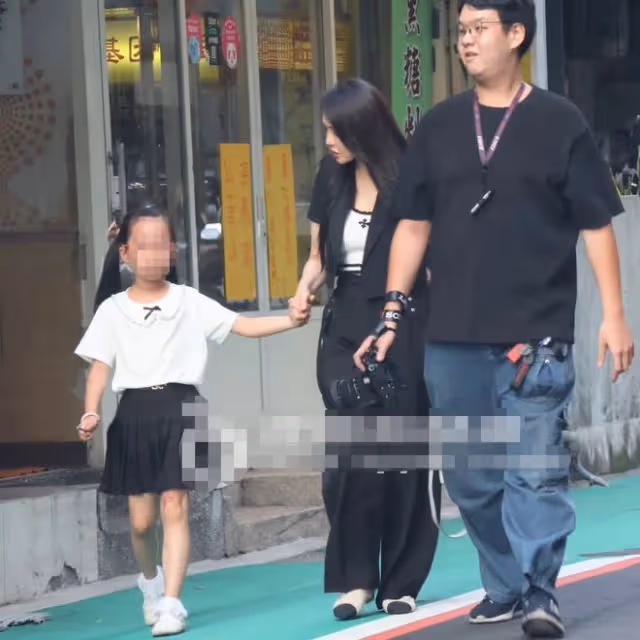 伊能靜回娘家露小蠻腰，與男攝影帶女兒出遊，乘計程車吃簡陋小店