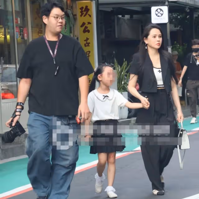 伊能靜回娘家露小蠻腰，與男攝影帶女兒出遊，乘計程車吃簡陋小店