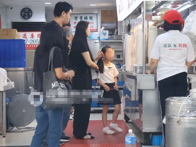 伊能靜回娘家露小蠻腰,與男攝影帶女兒出遊,乘計程車吃簡陋小店