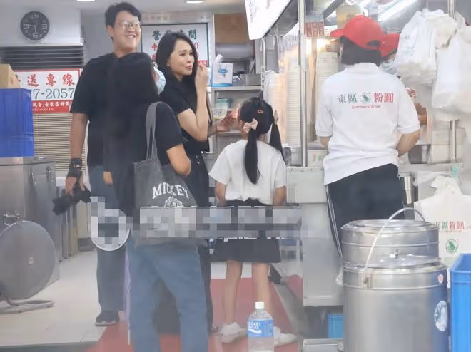 伊能靜回娘家露小蠻腰,與男攝影帶女兒出遊,乘計程車吃簡陋小店