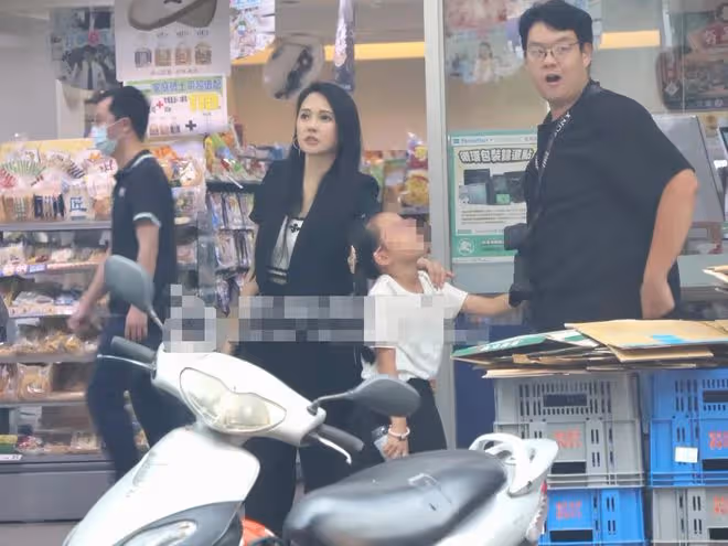 伊能靜回娘家露小蠻腰,與男攝影帶女兒出遊,乘計程車吃簡陋小店