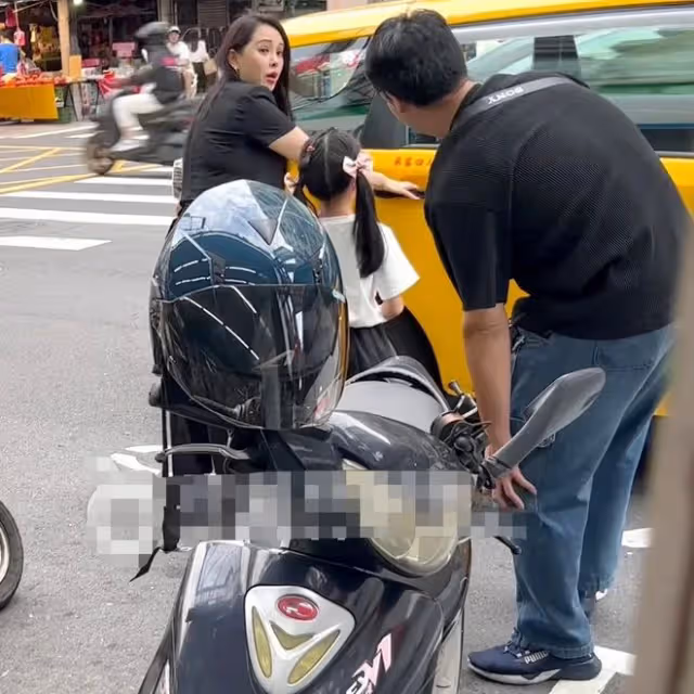 伊能靜回娘家露小蠻腰,與男攝影帶女兒出遊,乘計程車吃簡陋小店