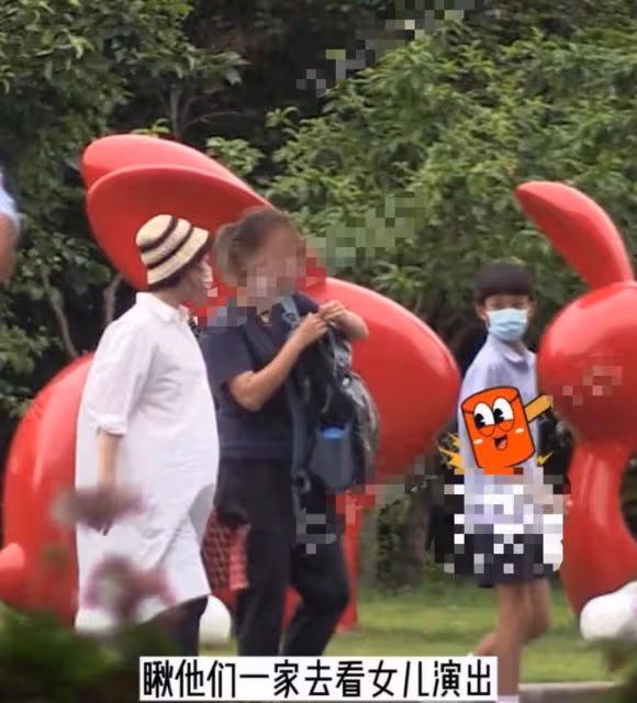 鄧超攜妻兒看女兒演出!孫儷拎萬元包衣著寬鬆,11歲兒子身高猛長