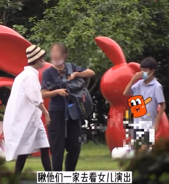 鄧超攜妻兒看女兒演出!孫儷拎萬元包衣著寬鬆,11歲兒子身高猛長