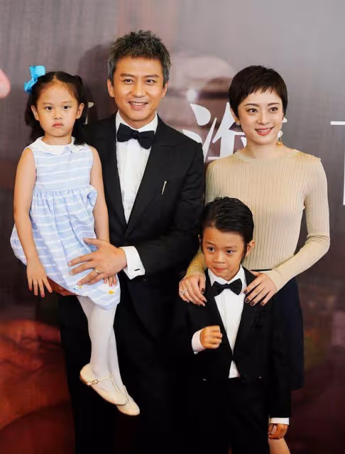 鄧超攜妻兒看女兒演出！孫儷拎萬元包衣著寬鬆，11歲兒子身高猛長