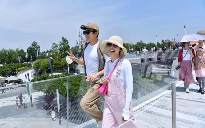 鄧超攜妻兒看女兒演出！孫儷拎萬元包衣著寬鬆，11歲兒子身高猛長