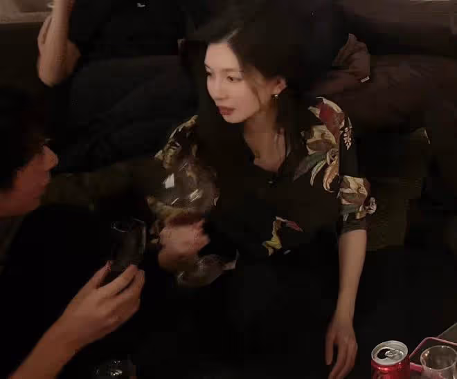 宋丹丹邀眾星豪宅內聚會!周傑喝得臉通紅,鄭愷緊擁蘇芒不避嫌