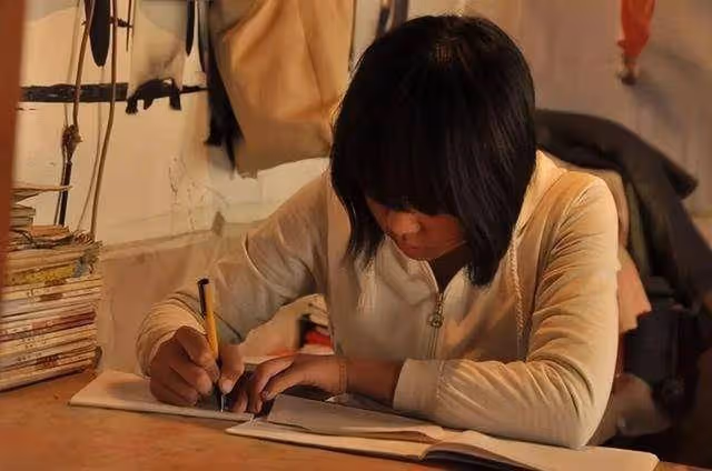 同學繳不起學費...我「匿名幫她付清」畢業之後卻失聯10年！　有天她突登門拜訪「離開時在我家鞋櫃動了手腳」
