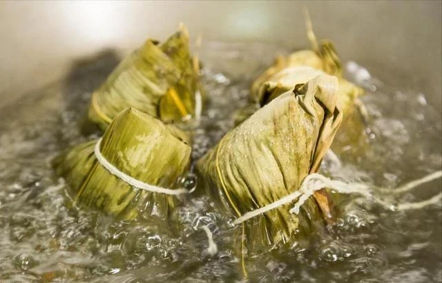 煮粽子時，有人用冷水，有人用開水！大廚：都不對，教您正確做法！