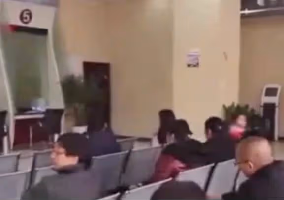 存款達到100萬，別再存定期了，銀行員工透露：這樣存，每月利息好幾萬！