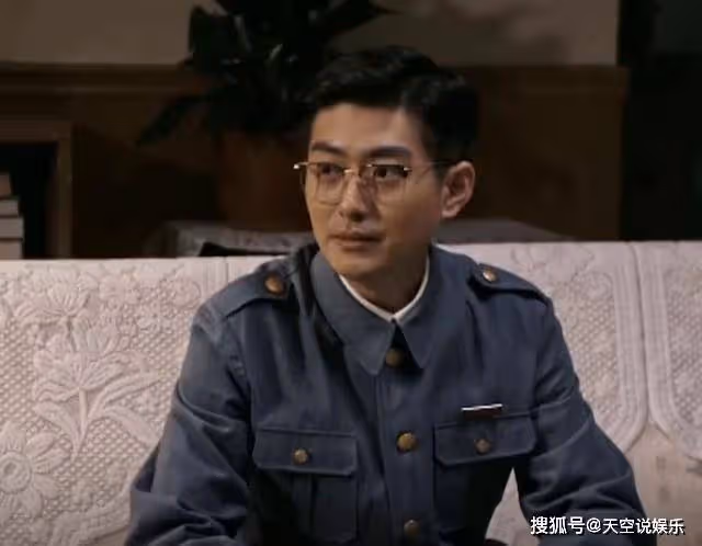 《夢中的那片海》曉梅支援非典病重暈倒,肖春生貼心照顧,意外發現曉梅有身孕
