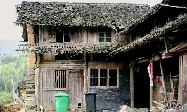 全家人去大伯家為他慶生！ 肚子痛找廁所「我不小心走錯房間」我才明白2個堂哥為何結不了婚：是我也不敢嫁😱