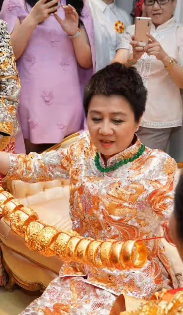 看了賭王千金婚禮,發現媽媽們才是真「深藏不露」!70歲看著像50