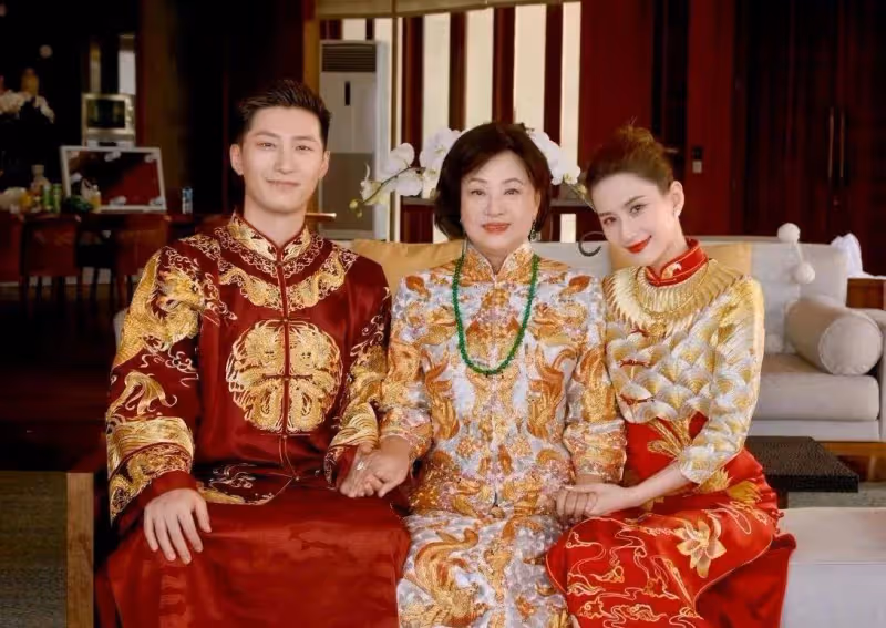 看了賭王千金婚禮,發現媽媽們才是真「深藏不露」!70歲看著像50
