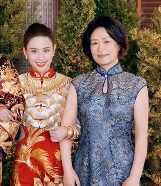 看了賭王千金婚禮,發現媽媽們才是真「深藏不露」!70歲看著像50