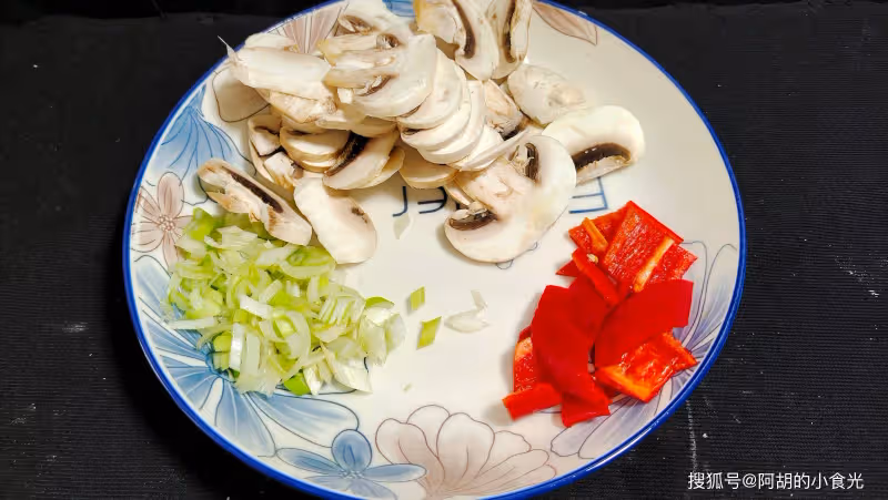 雞蛋和它天生一對!花錢不多,卻吃出一道「營養王者」,夏日的時令好菜