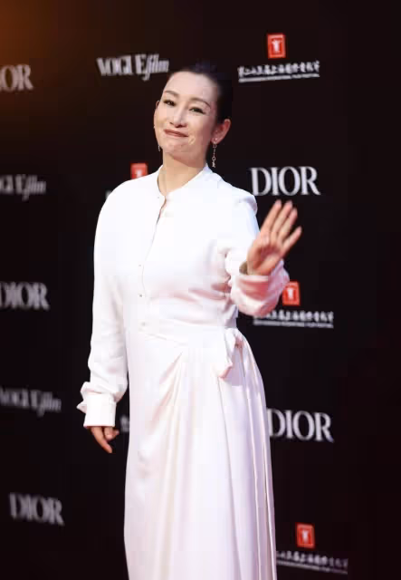 秦海璐又胖又大媽,堅持不減肥追求健康美,穿長裙扭胯太不優雅!
