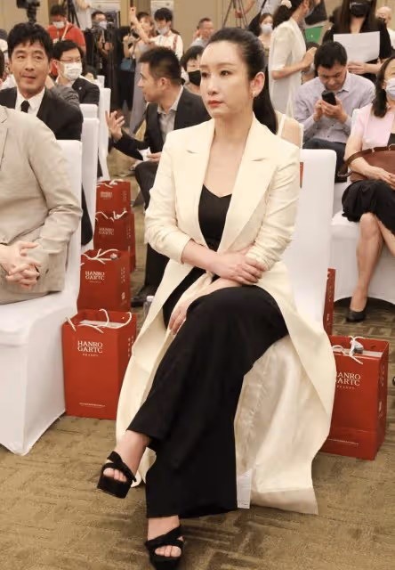 秦海璐又胖又大媽,堅持不減肥追求健康美,穿長裙扭胯太不優雅!