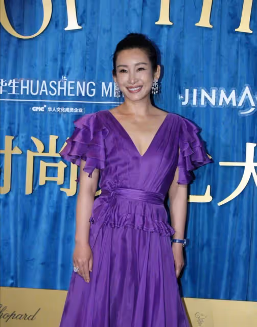 秦海璐又胖又大媽,堅持不減肥追求健康美,穿長裙扭胯太不優雅!
