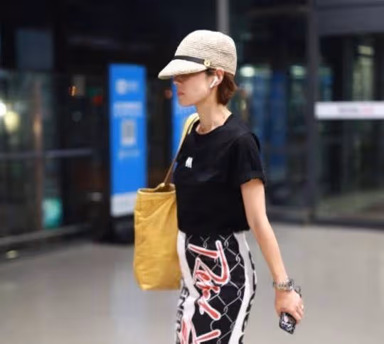 姐姐的私服穿搭太聰明了,黑T恤搭配印花裙減齡顯美,顯瘦洋氣