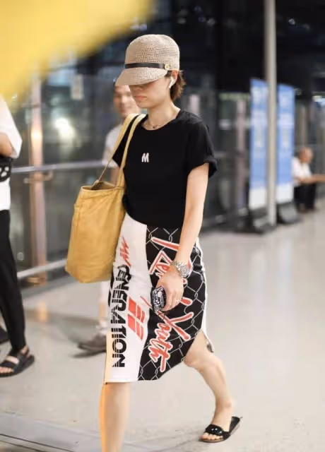 姐姐的私服穿搭太聰明了,黑T恤搭配印花裙減齡顯美,顯瘦洋氣