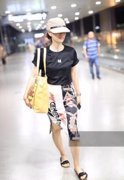姐姐的私服穿搭太聰明了,黑T恤搭配印花裙減齡顯美,顯瘦洋氣