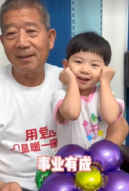 3歲小天賜獻吻慶父親節，72歲黃老嘆時光慢些吧，與長子斷絕關係