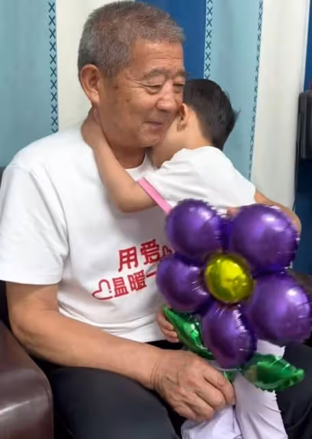 3歲小天賜獻吻慶父親節，72歲黃老嘆時光慢些吧，與長子斷絕關係