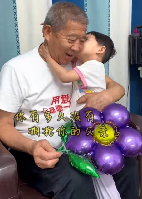 3歲小天賜獻吻慶父親節,72歲黃老嘆時光慢些吧,與長子斷絕關係