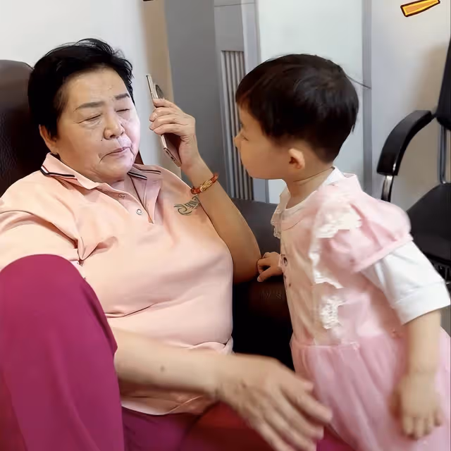 3歲小天賜獻吻慶父親節,72歲黃老嘆時光慢些吧,與長子斷絕關係