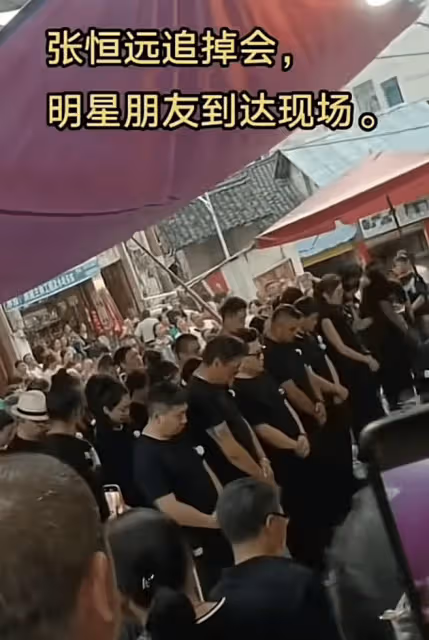 張恆遠棺木蓋白布土葬,畢夏淚哭干送別亡夫,「孝子」跪一排送終