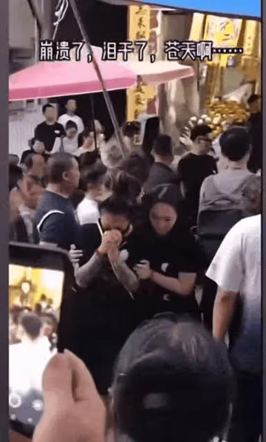 張恆遠棺木蓋白布土葬,畢夏淚哭干送別亡夫,「孝子」跪一排送終