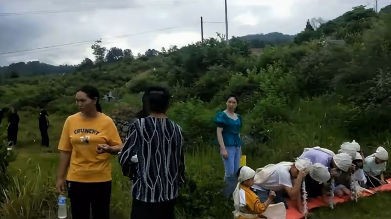 張恆遠棺木蓋白布土葬,畢夏淚哭干送別亡夫,「孝子」跪一排送終