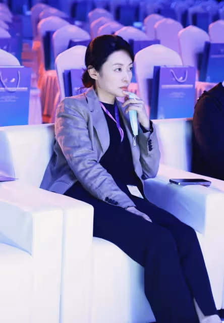 周濤曬美顏照,五官變化大跟素顏差不少,但氣質依然優雅知性!
