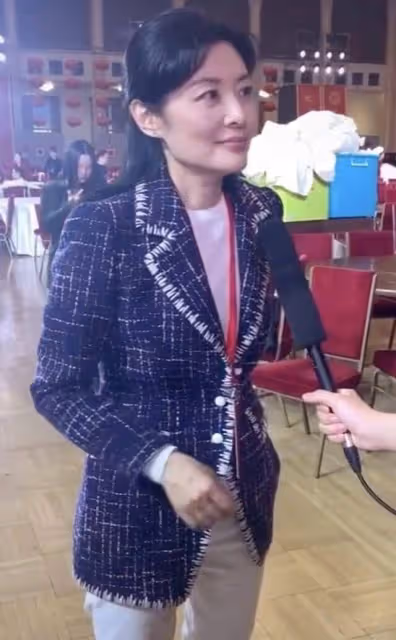 周濤曬美顏照,五官變化大跟素顏差不少,但氣質依然優雅知性!