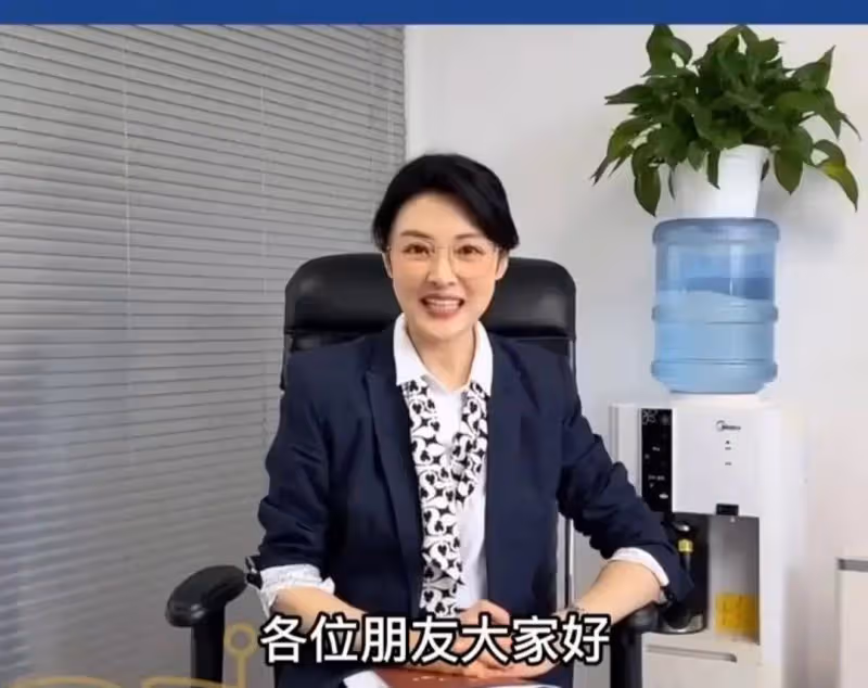 周濤曬美顏照,五官變化大跟素顏差不少,但氣質依然優雅知性!