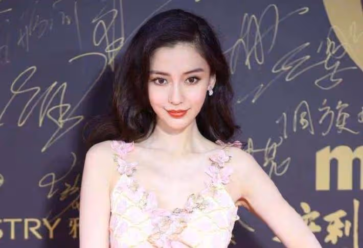 30歲迪麗熱巴寒天穿短裙,全程捂胸聲音抖,大衣被拿,一臉無助