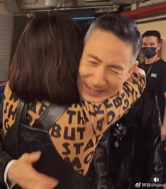 張學友演唱會眾名人捧場,賭王女兒搭飛機前往,劉嘉玲後台送擁抱
