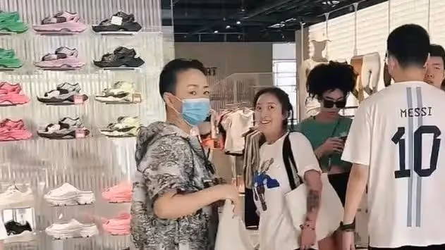 宋丹丹穿4萬外套逛三里屯，63歲不顯老顯時尚，跟三婚老公很幸福