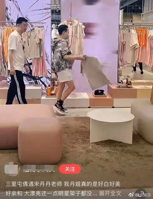 宋丹丹穿4萬外套逛三里屯,63歲不顯老顯時尚,跟三婚老公很幸福