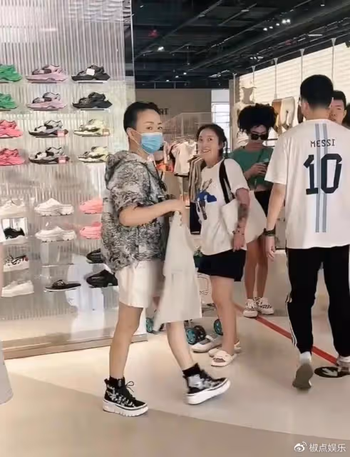 宋丹丹穿4萬外套逛三里屯,63歲不顯老顯時尚,跟三婚老公很幸福