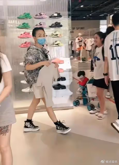 宋丹丹穿4萬外套逛三里屯,63歲不顯老顯時尚,跟三婚老公很幸福
