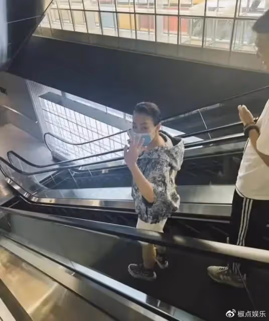宋丹丹穿4萬外套逛三里屯,63歲不顯老顯時尚,跟三婚老公很幸福
