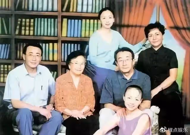 宋丹丹穿4萬外套逛三里屯,63歲不顯老顯時尚,跟三婚老公很幸福
