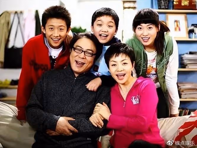 宋丹丹穿4萬外套逛三里屯，63歲不顯老顯時尚，跟三婚老公很幸福