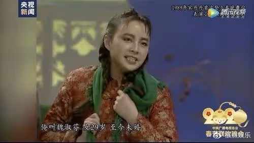宋丹丹穿4萬外套逛三里屯，63歲不顯老顯時尚，跟三婚老公很幸福