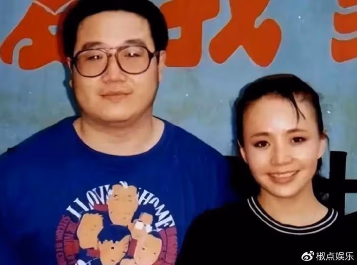 宋丹丹穿4萬外套逛三里屯，63歲不顯老顯時尚，跟三婚老公很幸福