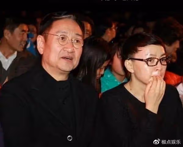 宋丹丹穿4萬外套逛三里屯，63歲不顯老顯時尚，跟三婚老公很幸福