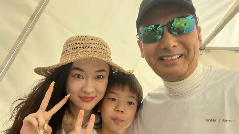 霍思燕帶嗯哼親子跑，獲周潤發合影簽名，嗯哼跑5公里嘴唇發白