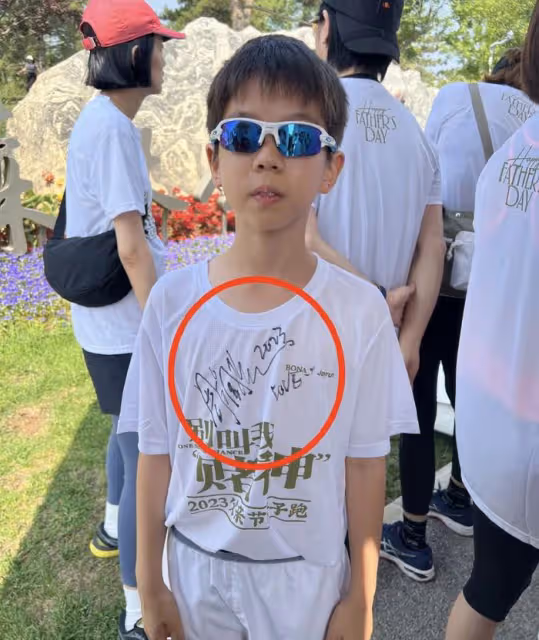 霍思燕帶嗯哼親子跑,獲周潤發合影簽名,嗯哼跑5公里嘴唇發白
